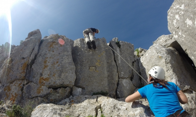  Aiutarsi nella ferrata 