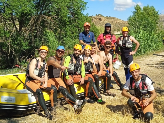  Groupe à l'extérieur des radeaux de rafting 