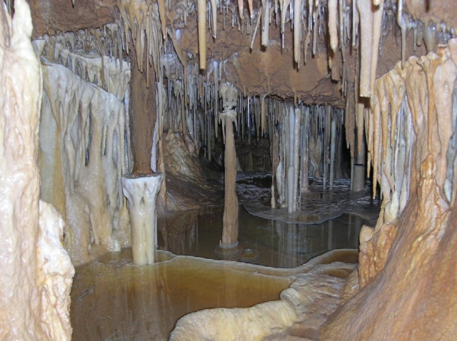 Cueva bajo tierra