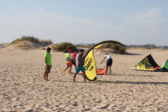  在海滩上握住风筝 