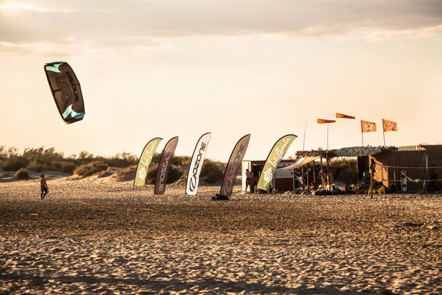  在日落下放风筝