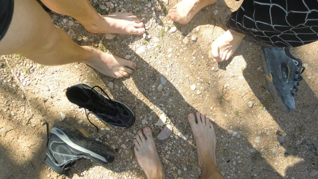 Grupo de senderismo descansando los pies