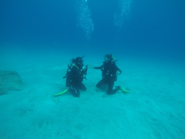 Bautismo de buceo en el mar