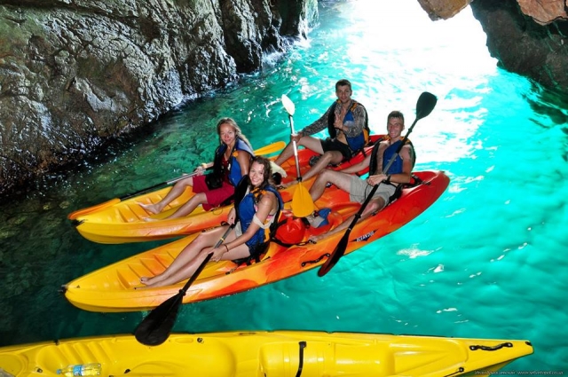 Paseando por una cueva marina