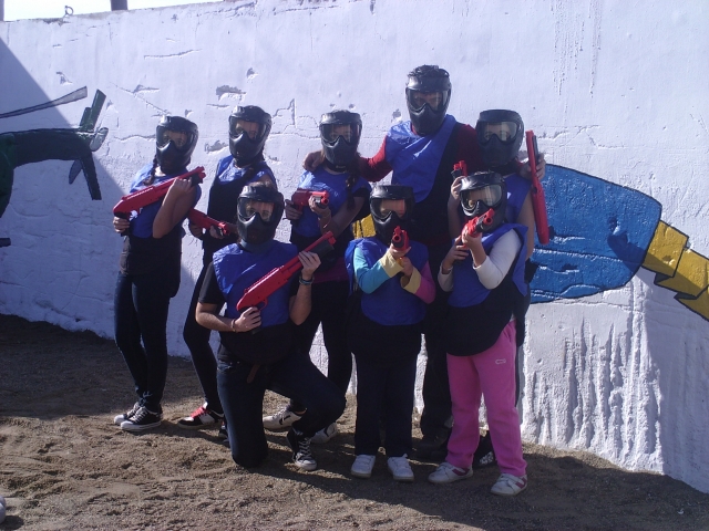 Con armas de paintball infantil