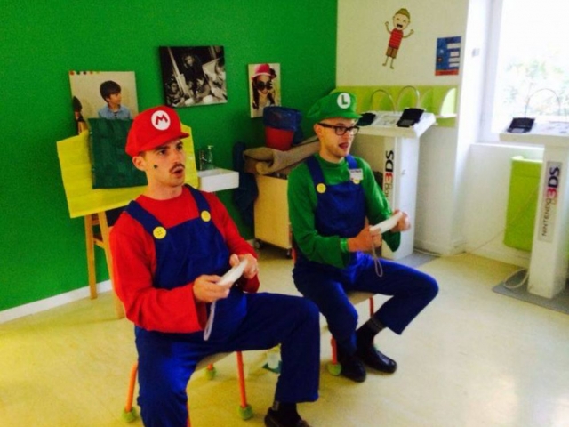 Profesores disfrazados de Mario y Luigi