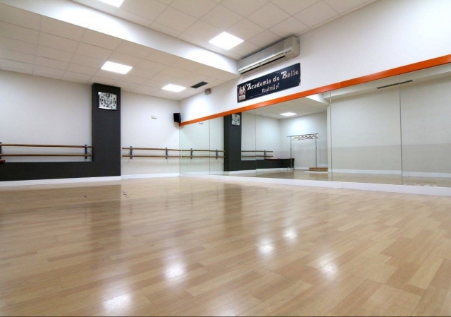  Mirror in the dance room 