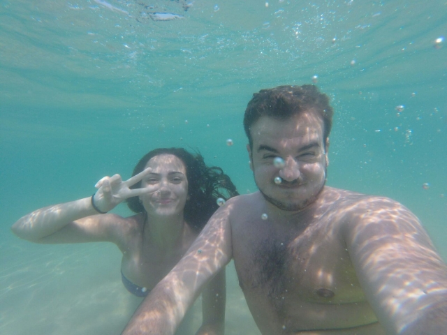 e-19721414-pareja-bajo-el-agua15175832376044.jpg