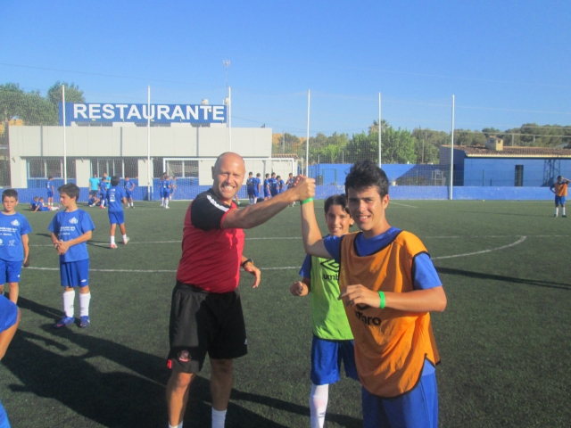 Entrenador con alumno en el campo