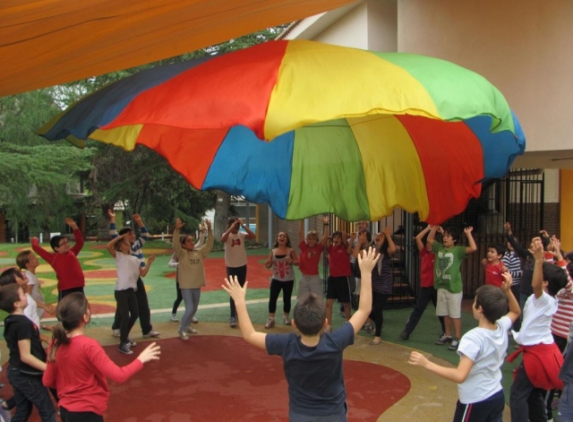 Jugando con el paracaidas de colores