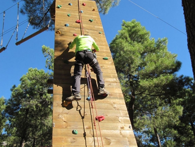  Tenersi forte sulla parete da arrampicata 