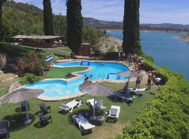 Piscina junto a las aguas del embalse