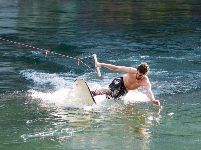Con una mano en la tabla de wake