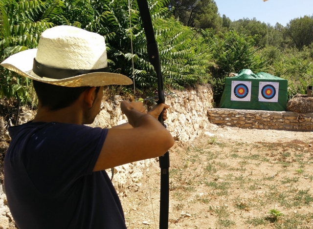 Tirando con arco con sombrero