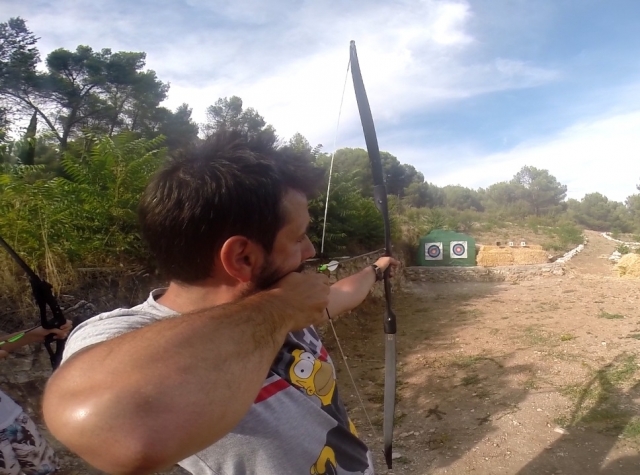 Tiro con arco junto al camino