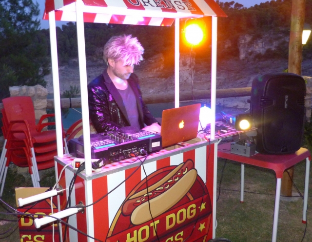 Dj amenizando la noche