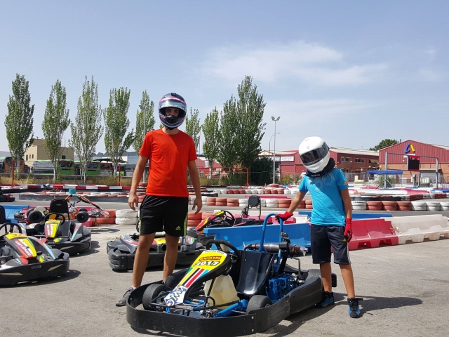  posieren neben der Kart 