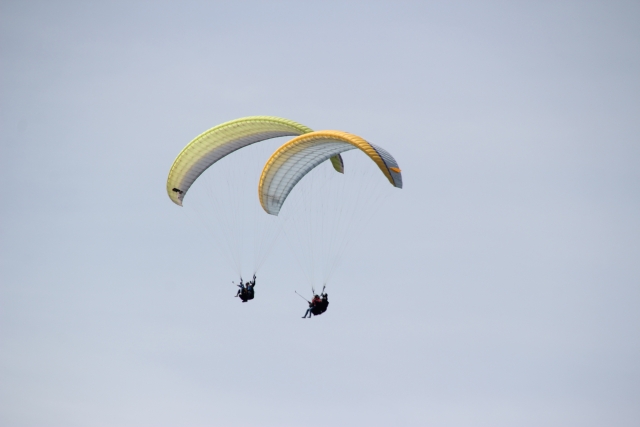  Paragliders in simultaneous flight in Avila 