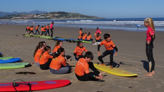  Surfschüler lernen gemeinsam 