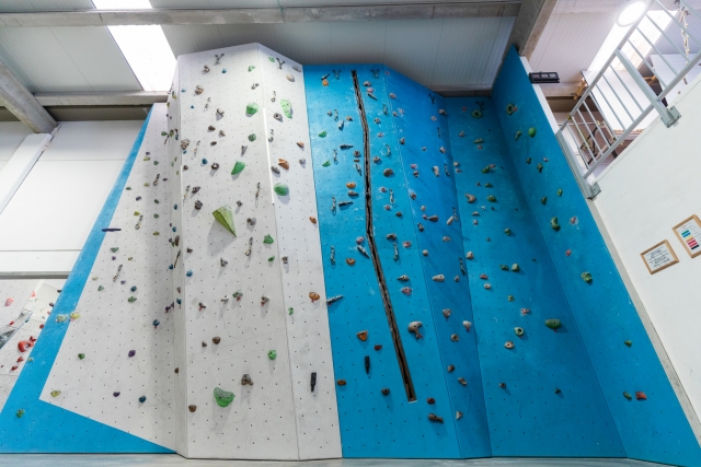  Klettern in einer Kletterwand 