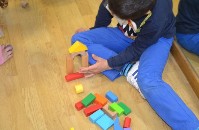  brincando com peças 