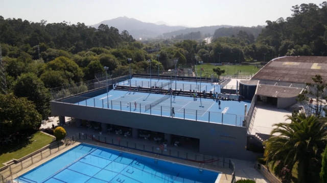  Swimming pool and tennis courts 