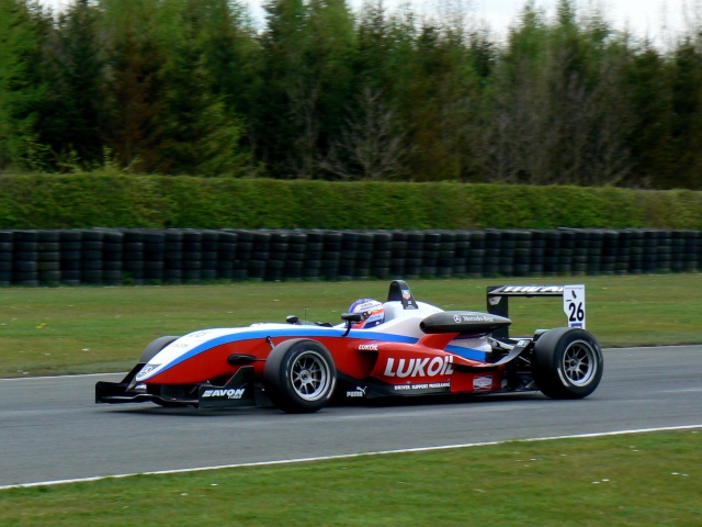  Fórmula F3 dirigindo 