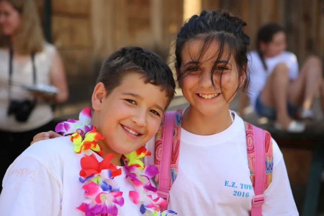  戴着花项链的朋友 