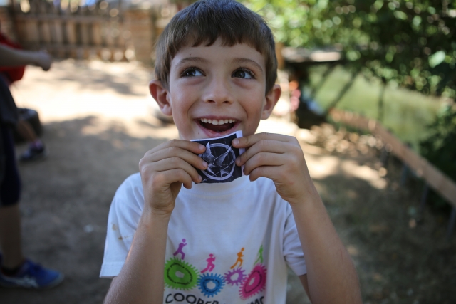  营里快乐的小家伙 