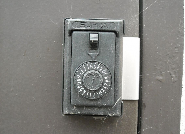 Caja de seguridad con codigo alfabetico