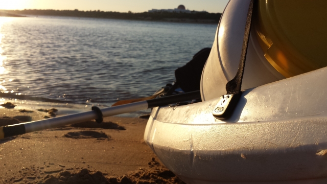 Kayak apoyado en la arena