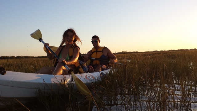 Con los kayaks entre los juncos