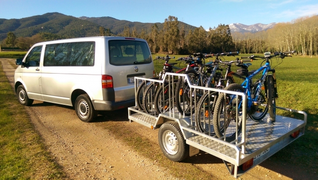 Furgoneta con remolque