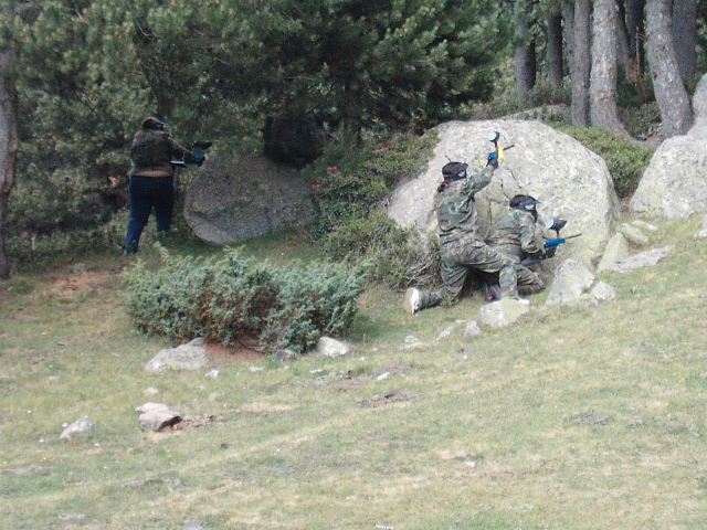 Versteckt hinter den Felsen im Paintballspiel