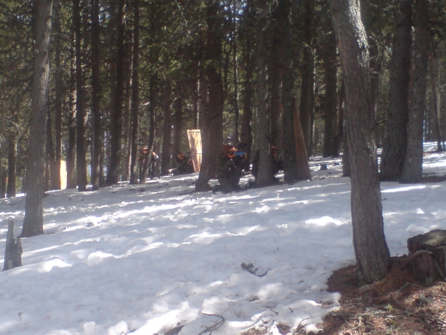 Im Schnee Paintball spielen
