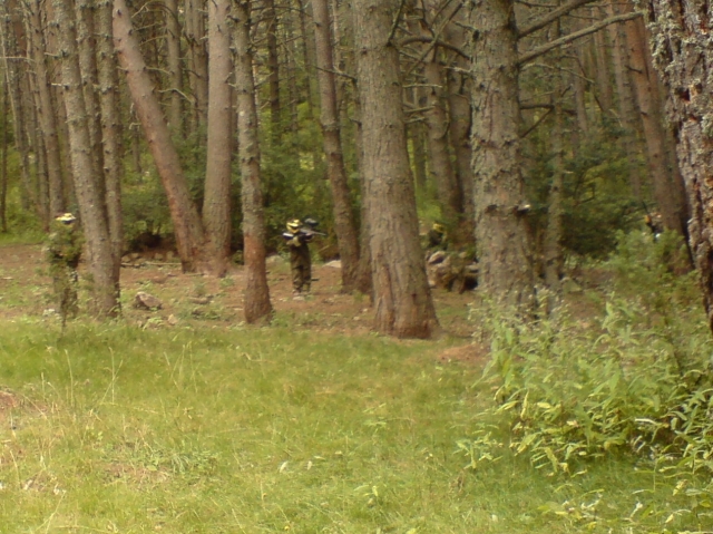 Den Feind im Paintball verfolgen