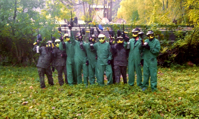 Freunde beim Paintballspiel