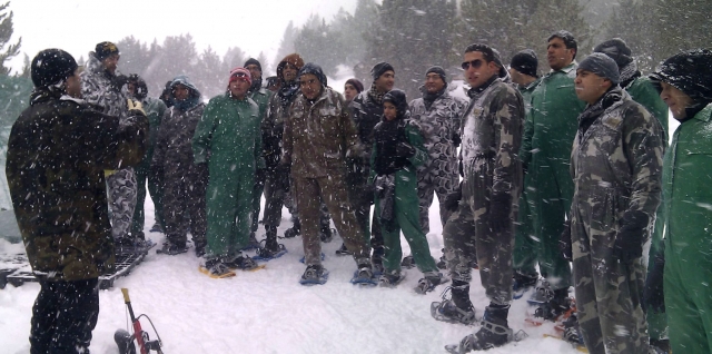 Unter dem Schnee Paintball spielen