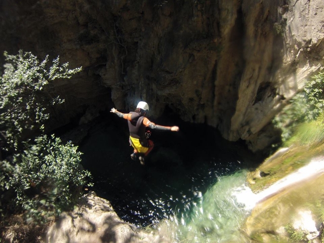  Salto in acqua con le braccia incrociate 