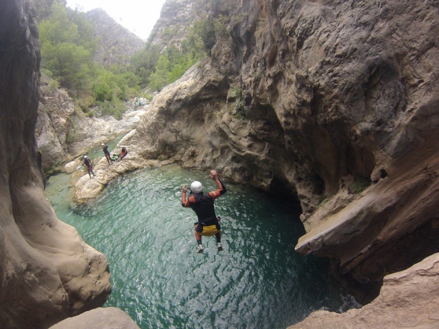  Salto di diversi metri fino alla piscina 