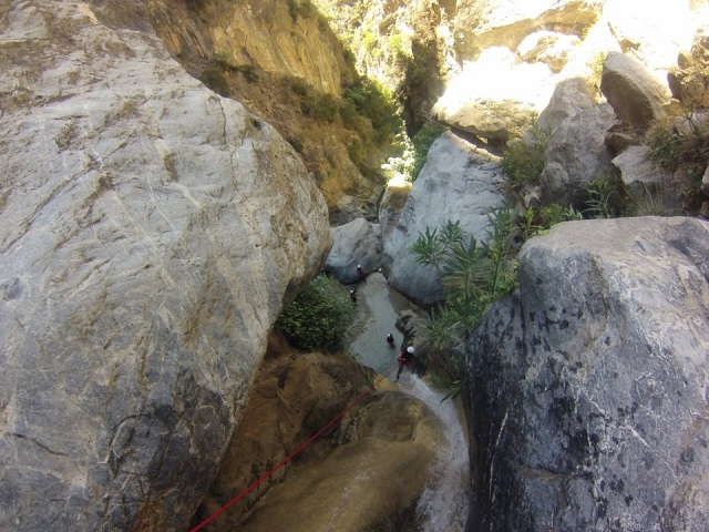  Fiume incastrato nella montagna 