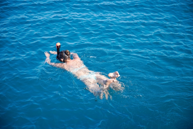 Disfrutando del snorkel durante el paseo en barco