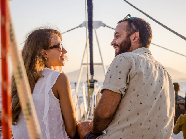 Pareja disfrutando de un paseo en barco