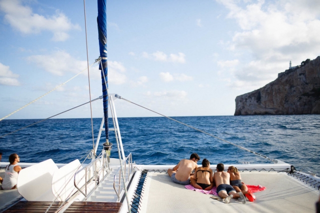 Fiesta a bordo de un catamarán por la playa de Valencia
