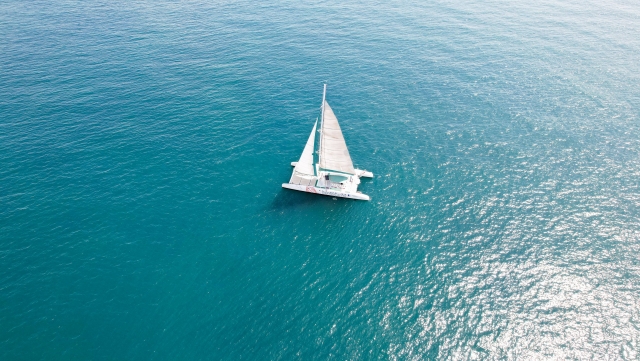 Paseo por la Costa de Valencia a bordo de un catamarán