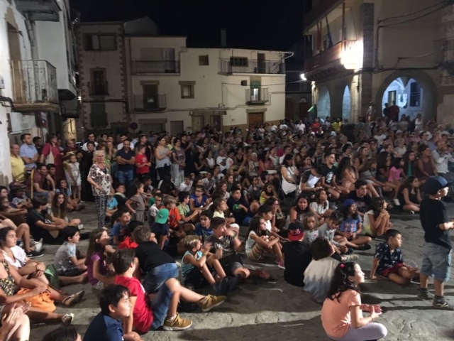 Fiesta nocturna durante el campamento en Caceres