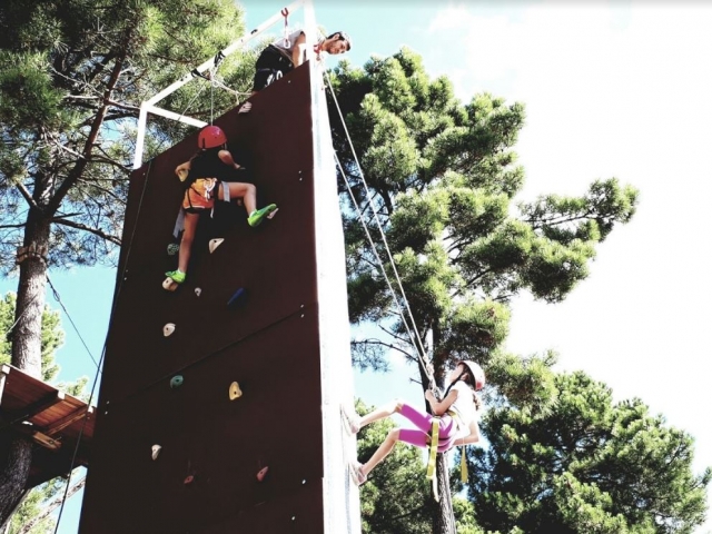Rocodromo exterior en el campamento en Caceres