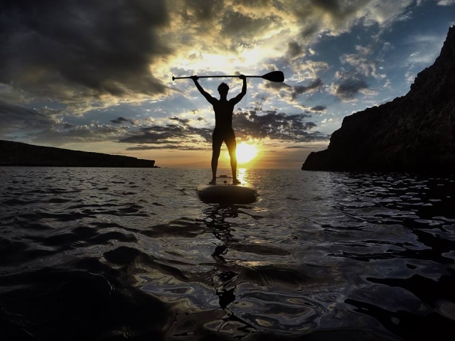  Pôr do sol praticando paddle surf 