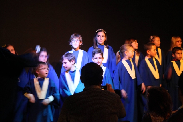  children singing in the choir 