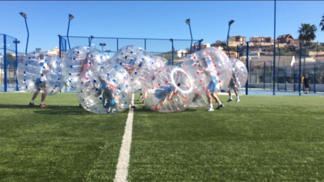 saltando unos sobre otros